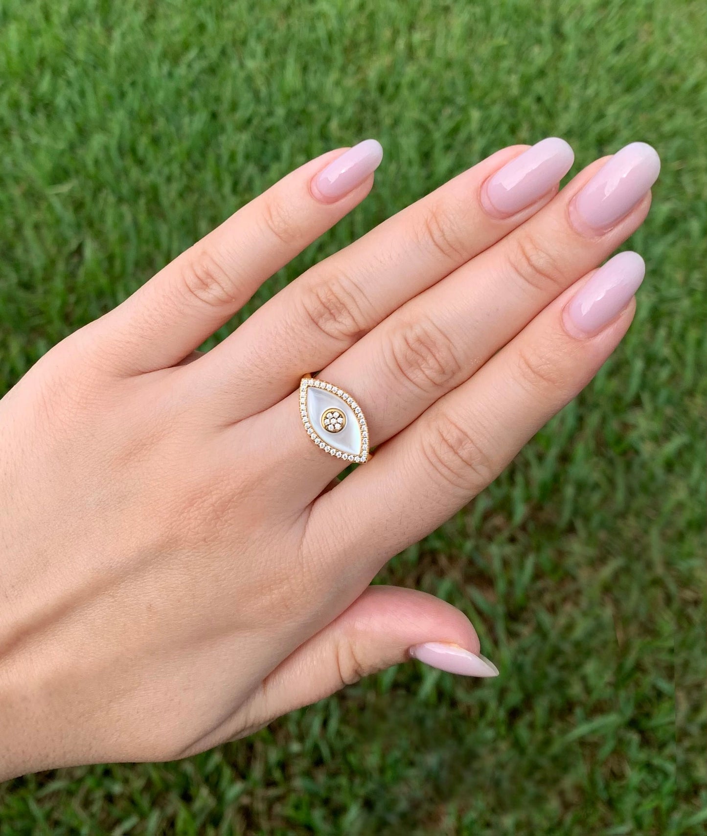 Ein Mother of Pearl Ring